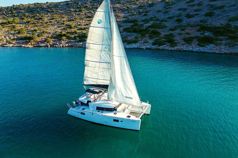 Agios Nikolaos : Croisière dans l&#039;après-midi à Mirabello avec dînerCroisière en catamaran sans transfert