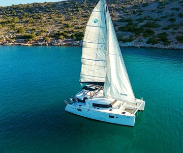Ayia Napa : Premium Catamaran Sailing Cruise with Lunch (croisière en catamaran de luxe avec déjeuner)