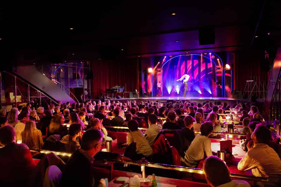 Berlin: Varieté Theater - Disco - Akrobatik und Dinner. Foto: GetYourGuide Berlin: Varieté Theater - Disco - Akrobatik und Dinner. Foto: GetYourGuide