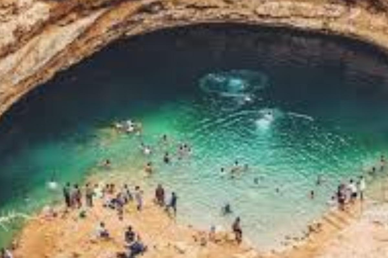Muscat: Fins View, Wadi Jahal & Bimmah Tour