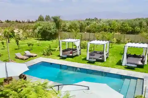 Pass giornaliero per l'accesso alla piscina con pranzo e trasferimenti di andata e ritorno