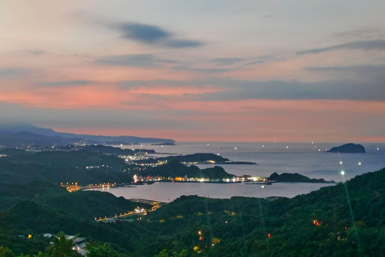From Taipei: Jiufen and Shifen Day Trip with Guide Bus tour