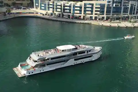 Dubai: Desert Rose NYE Cruise with Dinner and Fireworks