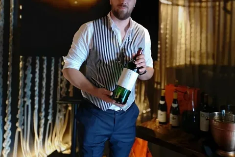 Paris: Vinsmaking med 6 viner og ostebrett