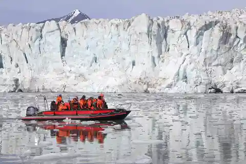 Longyearbyen: Pyramiden & Glacier Arctic Boat Tour
