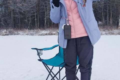 Avventura di pesca sul ghiaccio a Levi con zuppa di salmoneAvventura di pesca sul ghiaccio a Levi con la zuppa di salmone