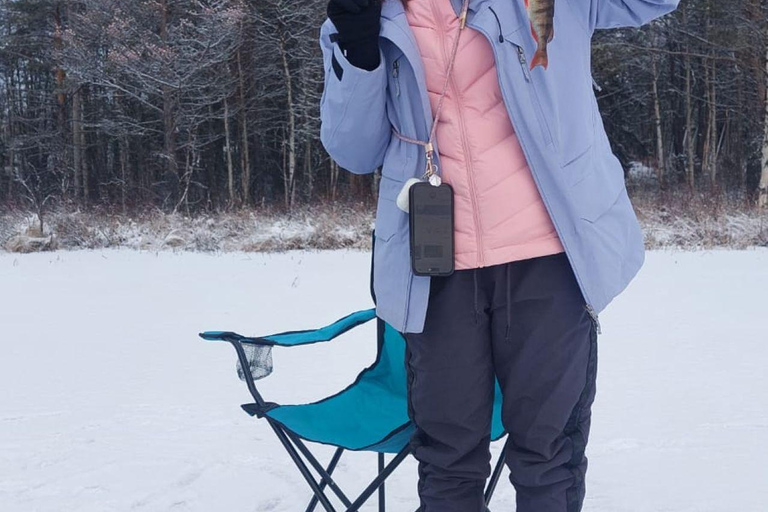 Avventura di pesca sul ghiaccio a Levi con zuppa di salmoneAvventura di pesca sul ghiaccio a Levi con la zuppa di salmone