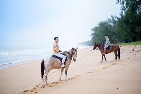 Activité d'équitation sur la plage à Phuket