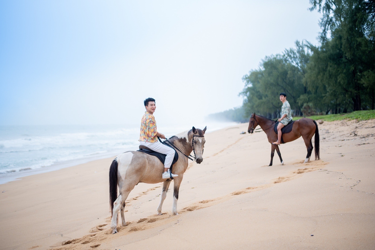 Activité d'équitation sur la plage à Phuket