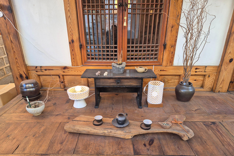 Seoul: Bukchon Hanok Village, Korean Tea Ceremony & Dessert