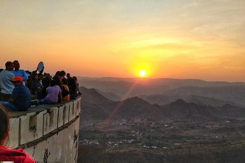 Transfer tur och retur Sajjangarh Monsoon Palace med biljetter