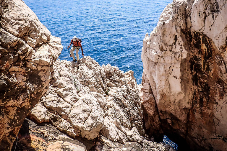 Sessão de descoberta de escalada nas Calanques, perto de MarselhaSessão de descoberta de escalada em Calanques, perto de Marselha