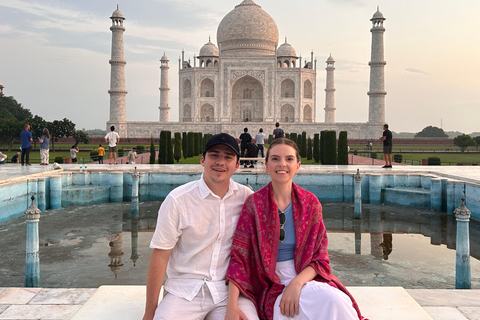 De Delhi : Tour du Taj Mahal au lever du soleil à AgraSeulement le guide (pas de voiture, de frais d&#039;entrée et de repas)