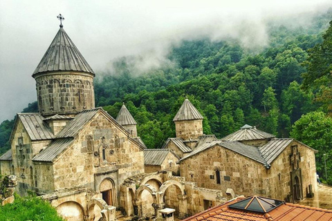 Traslado de Tbilisi: Parada em Sevan e Dilijan para ou de YerevanTraslado privado com guia