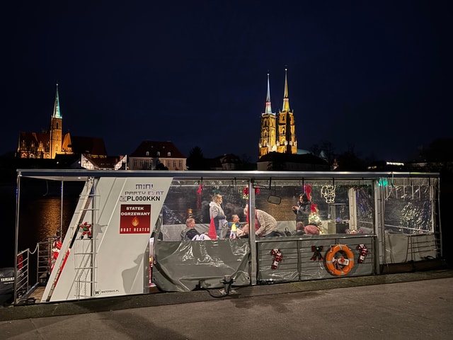 Wroclaw: Private 1h rental catamaran for River Cruise