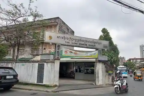 Visita à cidade de Phnom Penh: Excursão de 1 dia à cidade com o Palácio Real e a Matança ...