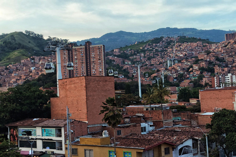 Medellín: Tour durch die Comuna 13, den Botero Park und den Metrocable mit einem lokalen Guide