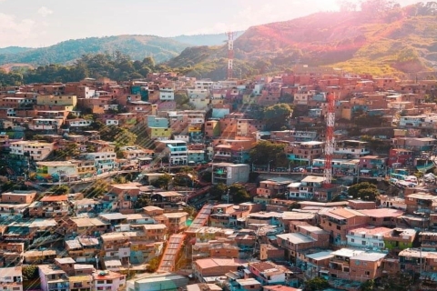 Medellín: Recorrido por los graffitis de la Comuna 13 guiado por lugareñosMedellín: Tour del Graffiti de la Comuna 13 Guiado por gente del lugar