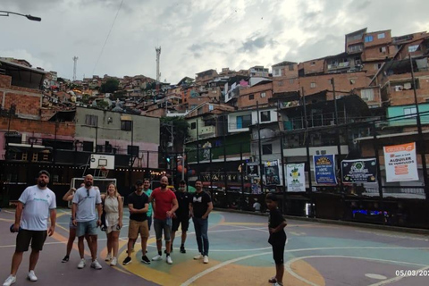 Medellin: Comuna 13 Graffiti Tour with Cable Car Ride