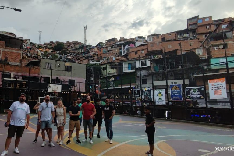 Medellin: Comuna 13 Graffiti Tour with Cable Car Ride
