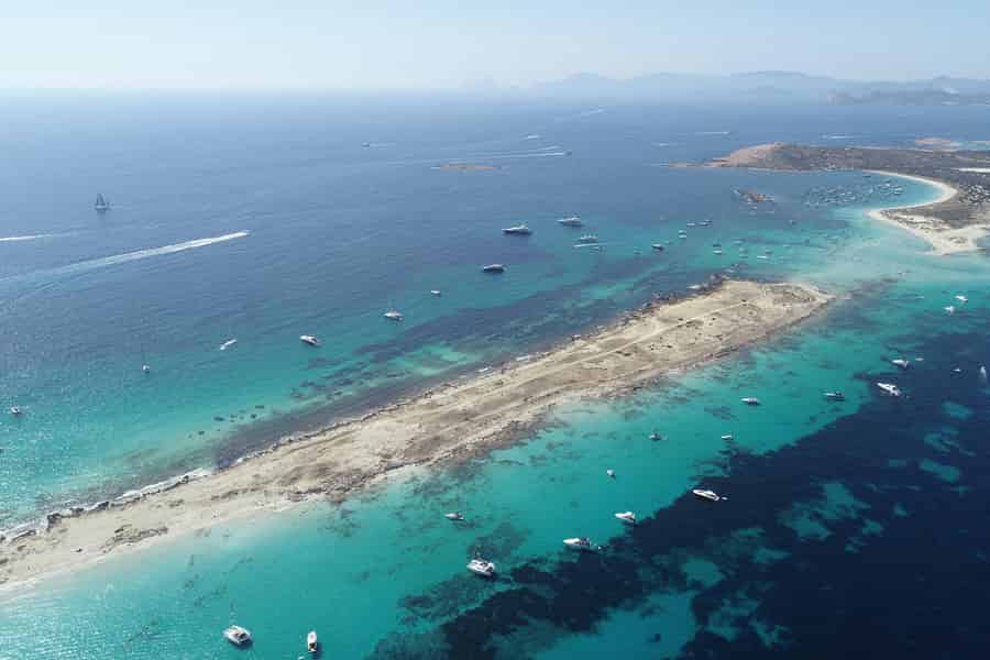 Ibiza: Hin- und Rückfahrt mit der Fähre nach Formentera von Playa d'en Bossa. Foto: GetYourGuide Ibiza: Hin- und Rückfahrt mit der Fähre nach Formentera von Playa d'en Bossa. Foto: GetYourGuide
