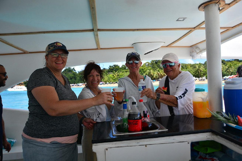 Sosúa: Catamaran Cruise with Snorkeling, Open Bar & Lunch