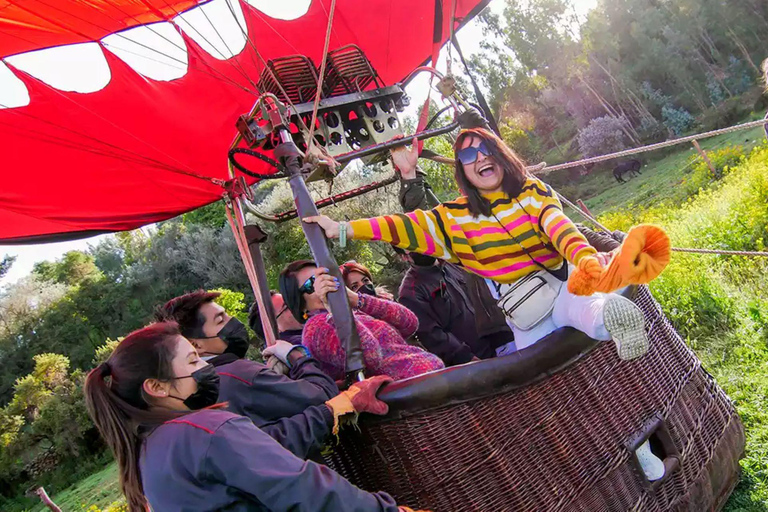 Cusco: Hot-air balloon tethered flight | Picnic