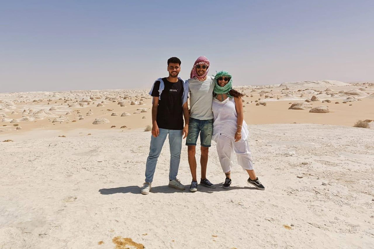 Cairo: Oásis de Bahariya e Deserto Branco: viagem particular de 3 diasTour guiado com traslados, guia que fala inglês, refeições e entrada