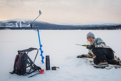 Pyhä: Eisfischen auf dem zugefrorenen SeePyhä: Eisfischen auf dem gefrorenen See