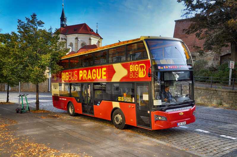 Praga: Tour con paradas libres en autobús grande y crucero por el río Moldava