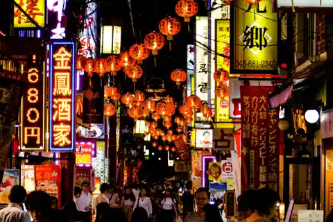 Explore os becos escondidos, o mercado de rua noturno e os locais de Bangkok