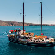Santorini: vulkáni szigetek hajózás meleg vizű forrásokkal