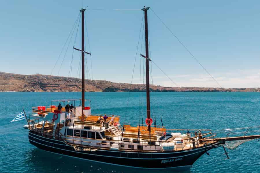 Santorin: Kreuzfahrt zu den Vulkaninseln mit Besuch der Thermalbäder. Foto: GetYourGuide Santorin: Kreuzfahrt zu den Vulkaninseln mit Besuch der Thermalbäder. Foto: GetYourGuide