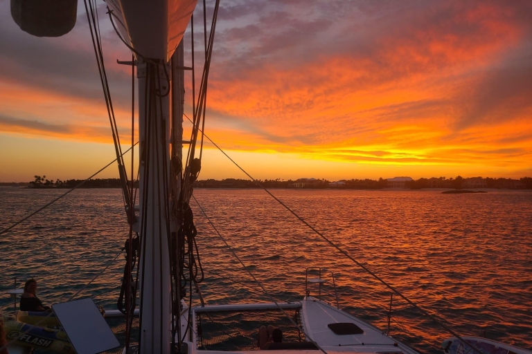 Nassau : Dîner gastronomique et croisière au coucher du soleil sur un catamaran de luxe