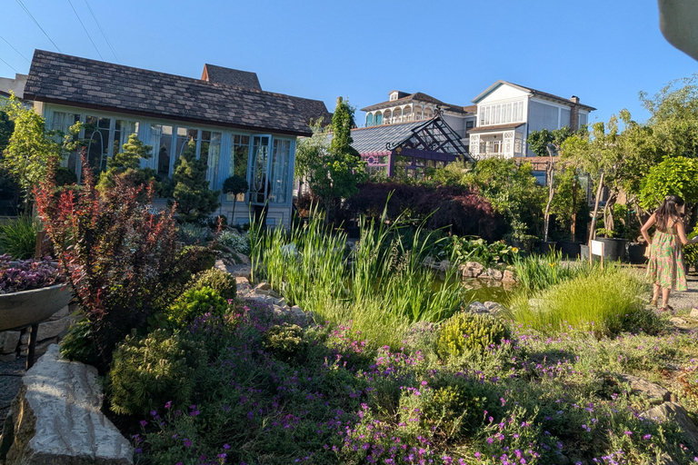 Tbilisi: Hidden Garden Photoshoot with Optional Lunch