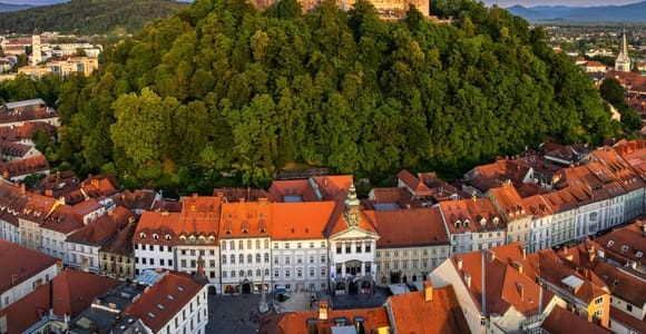 Ljubljana: Guided Walk & Funicular Ride to Ljubljana Castle