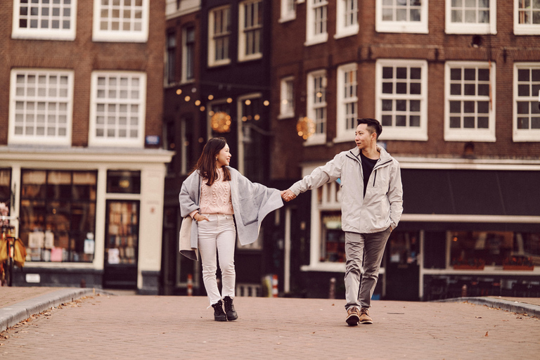 Amsterdam: Professional Photoshoot in the Canals Basic Photoshoot (15-20 photos)