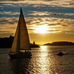 Catania: aperitivo in barca a vela al tramonto lungo la costa