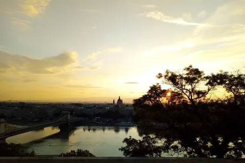 Budapest i gryningen: Scenisk rundvandring med musikframträdande