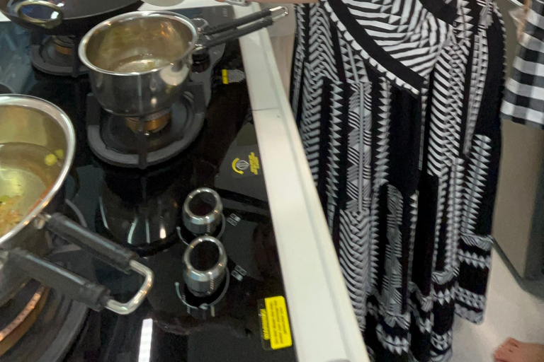 Mumbai: lezione di cucina indiana a casa di una famiglia del postoMumbai: lezione di cucina indiana a casa di una famiglia