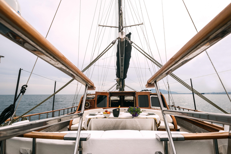 Athènes : Agistri et Aegina Yacht Tour avec déjeuner et baignade