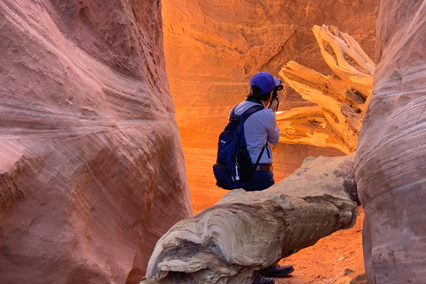 Kanab: Peek-a-Boo Slot Canyon Tour with 4x4 Ride