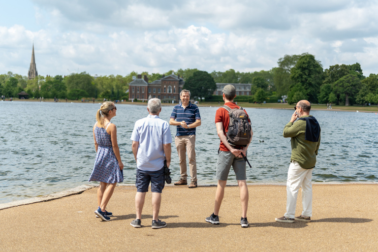 Londen: Kensington Palace Gardens Tour met Royal High TeaRoyal High Tea met een glas mousserende wijn