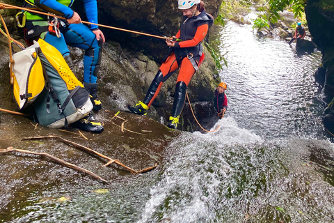 Flores: Ilhéus Inferior Canyoning met gids en snackCanyoning Ilhéus Inferior - Flores Eiland