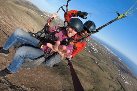 Lanzarote: tandemparaglidingvlucht boven een lavaveldRoallercoaster tandemvlucht