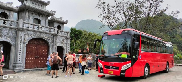 Hanoi: Bus to Cat Ba Island high quality, english guide sup
