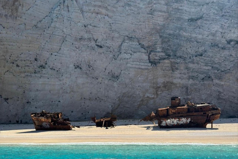 Zakynthos: Private Speedboat Tour to the Shipwreck and swim