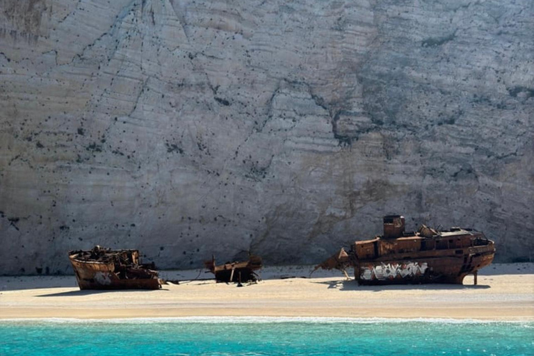 Zakynthos: Private Speedboat Tour to the Shipwreck and swim