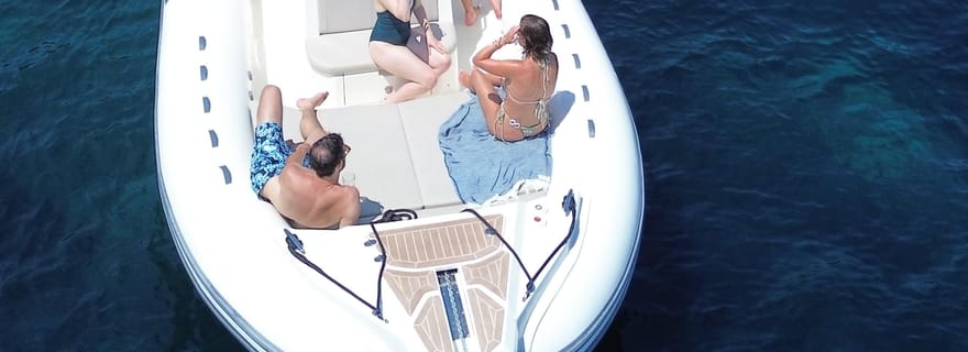 Découverte des Îles d'Or dans un bateau privatisé neufs pour 14 personnes