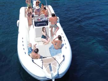 Discover the Îles d'Or in a brand new private boat for 14 people.
